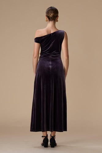 فستان بنفسجي ماكسي بكتف واحد