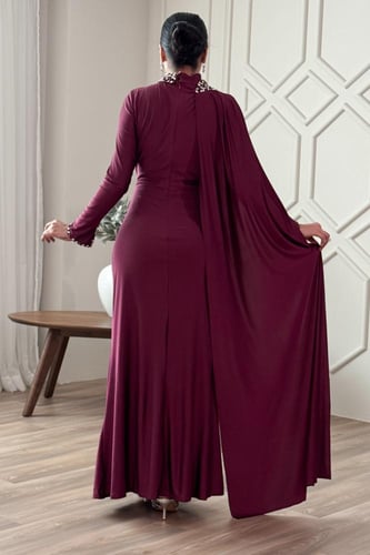 فستان عنابي سهرة ماكسي بوشاح مزين بالكريستال