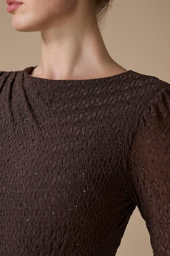 فستان بني طويل بأكمام طويلة