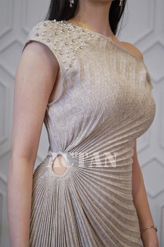 فستان ماكسي بكتف مزين باللؤلؤ لون بيج