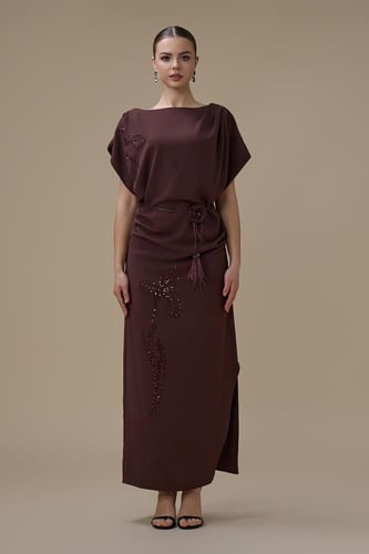 فستان طويل بلون بني أنيق