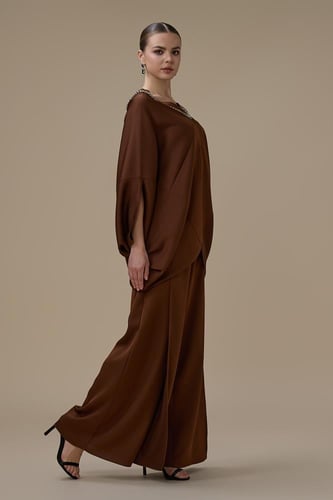 طقم بنطلون بني بتفاصيل كريستالية وقصة انسيابية