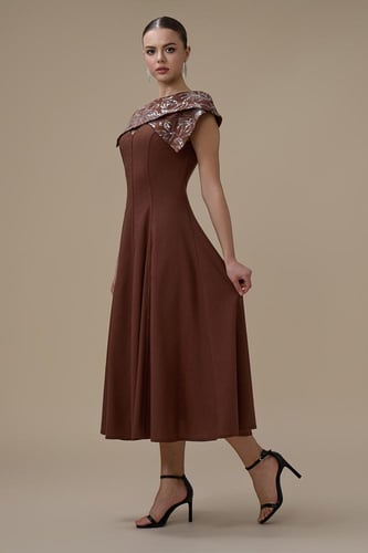 فستان ميدي بني بتفاصيل علوية مطرزة