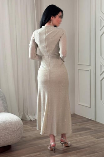 فستان بلمعة وكتف مكشوف لون بيج