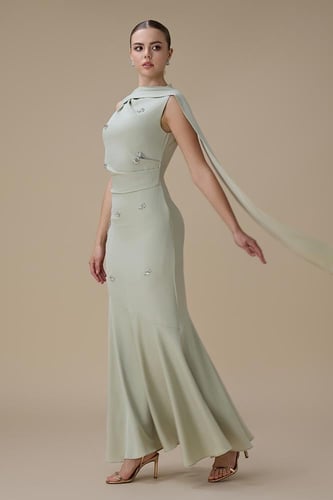 فستان طويل أخضر فاتح بتطريز ووشاح جانبي