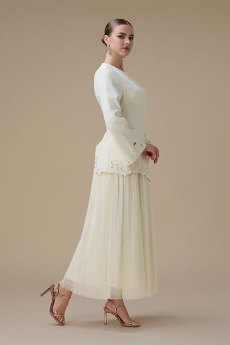 فستان طويل بيج بطبقتين بتصميم ناعم