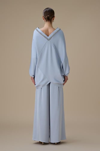 طقم بنطلون أزرق بتفاصيل كريستالية وقصة انسيابية