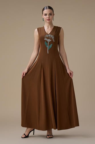 فستان طويل بني بتطريز زهرة أنيق