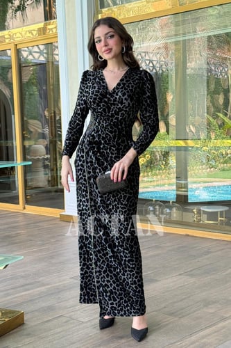 فستان اسود مخملي باكمام طويلة