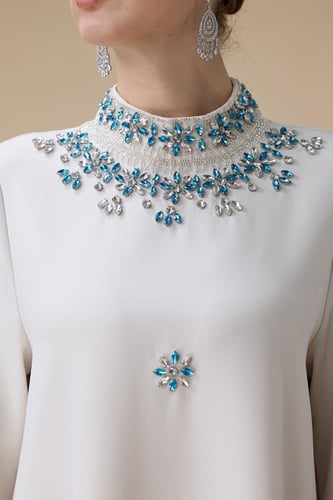 جلابية طويلة بتطريز أزرق وأكمام واسعة مبطنة