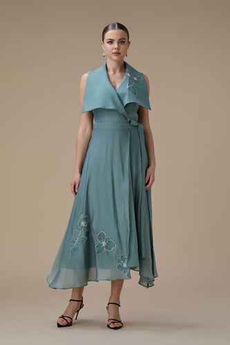 فستان ميدي أزرق بتطريزات زهرية