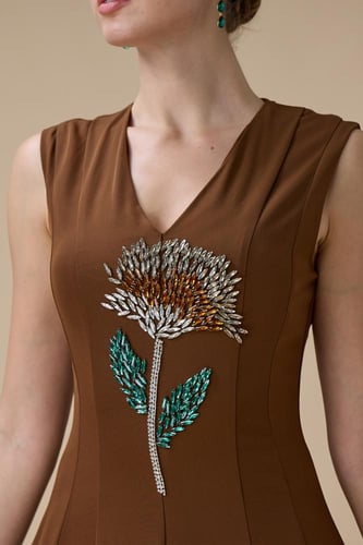 فستان طويل بني بتطريز زهرة أنيق