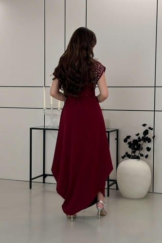 فستان عنابي سهرة غير متماثل الطول