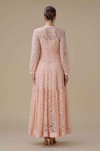 فستان دانتيل وردي طويل واسع بقصة أنثوية