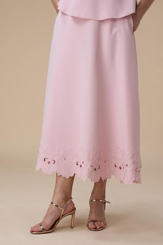 طقم تنورة ميدي وردي بتفاصيل زهور ثلاثية الأبعاد