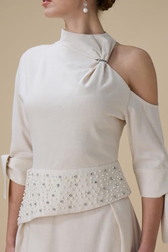 طقم بيج ميدي بتصميم كتف واحد وحزام مطرز باللؤلؤ