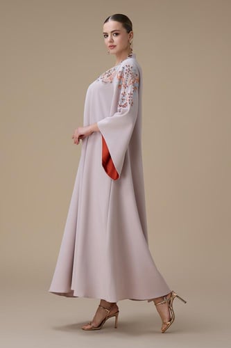 جلابية طويلة بتطريز فاخر وأكمام كلوش مبطنة