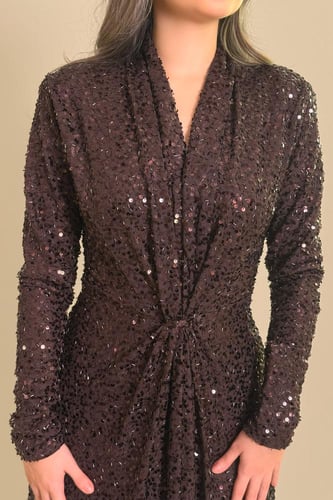 فستان طويل بني مطرز بالترتر