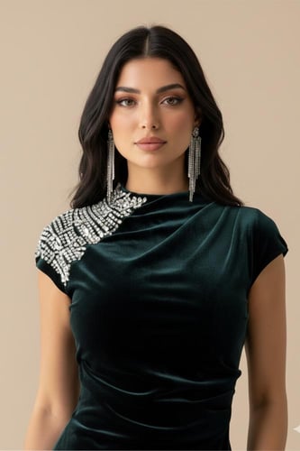 فستان مخملي درابية مزين بكريستالات علي الكتف