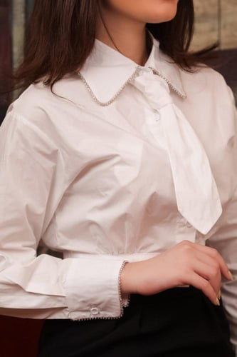 قميص بولين قصير بكرافته لون ابيض