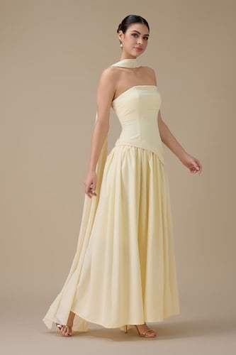 فستان طويل أصفر فاتح مع شال أنيق