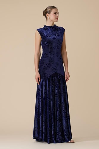 فستان كحلي طويل مخملي بنقوش