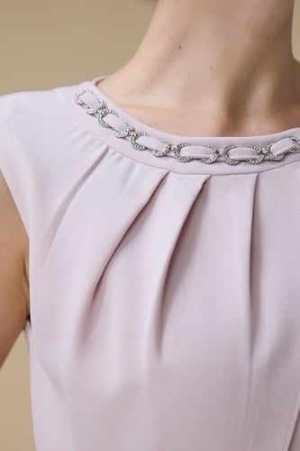 جمبسوت وردي بتصميم ناعم وتفاصيل كريستالية