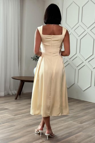 فستان ميدي بأبلكية ورد لون أصفر فاتح