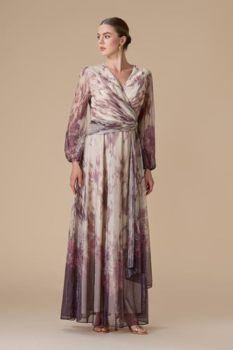 فستان موف طويل بقصة ملتفة مع أكمام شفافة