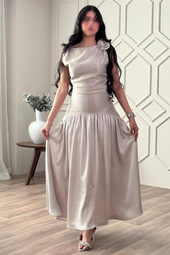 فستان بخصر منخفض مزين ببروش ورد