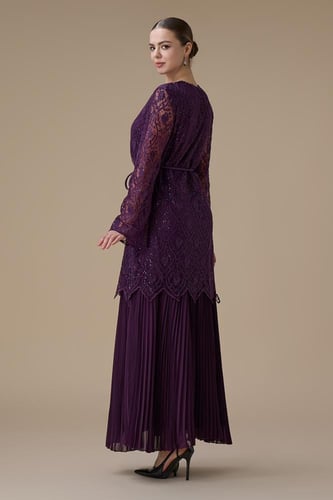 فستان طويل بنفسجي من الدانتيل المطرز