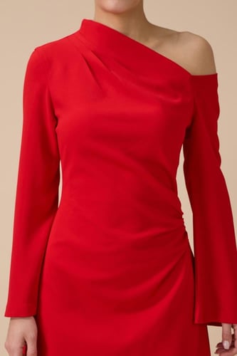 فستان طويل احمر بتصميم كتف واحد