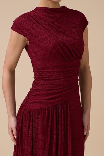 فستان طويل برغندي بثنيات جانبية