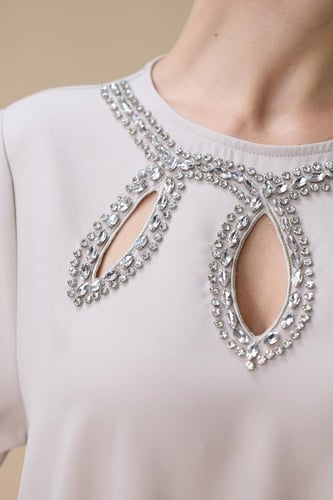 جلابية طويلة بيج بتطريز فضي