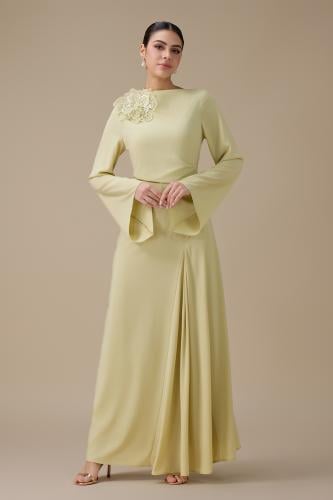 فستان طويل اخضر فاتح بتفصيل زهرة أنيق