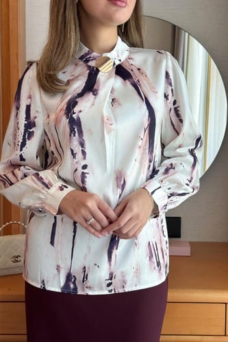 بلوزة بطبعة ماربل مميزة بياقة انيقة لون بيج