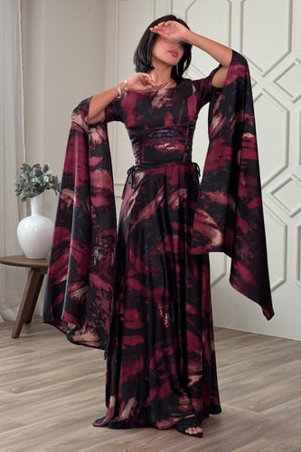 فستان ماكسي ساتان بأكمام كيب لون عنابي