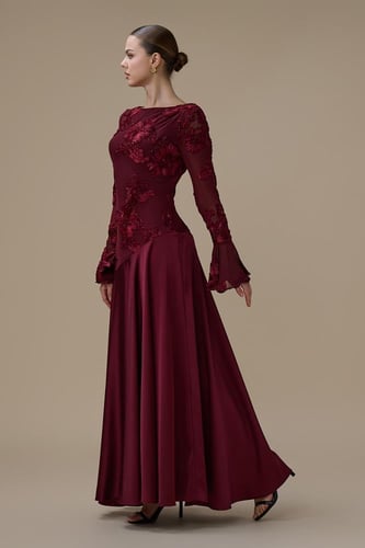 فستان برغندي طويل مطرز بأكمام شفافة