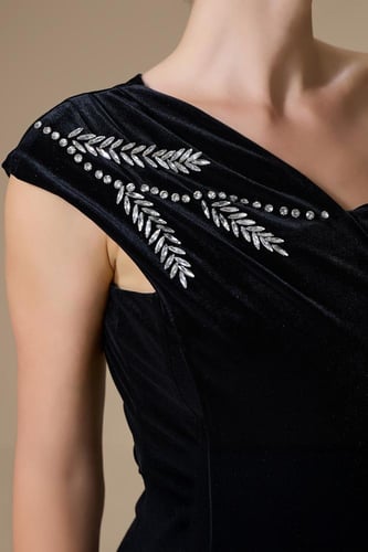 فستان اسود ميدي بكتف مكشوف