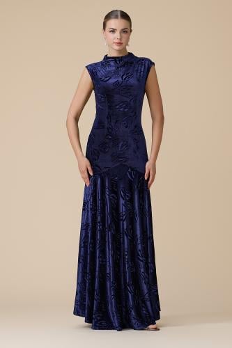 فستان كحلي طويل مخملي بنقوش