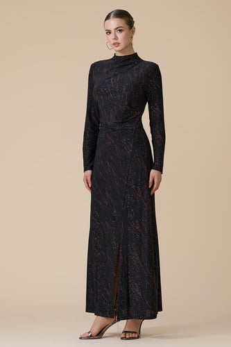 فستان اسود طويل بأكمام طويلة