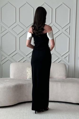 فستان سهرة ضيق بأكتاف مكشوفة مزين بالفصوص