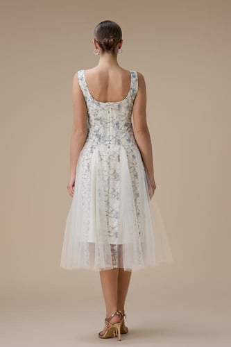 فستان قصير بتطريز رصاصي وتنورة تول شفافة