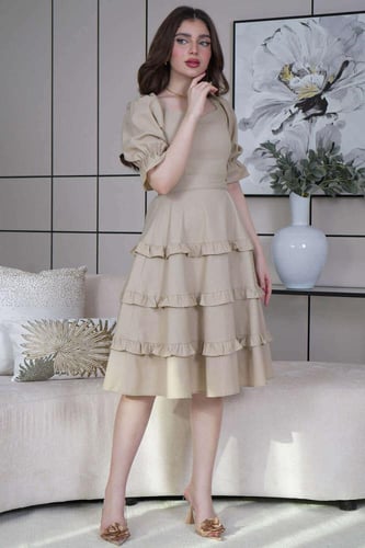 فستان قصير كلوش بطبقات لون بيج