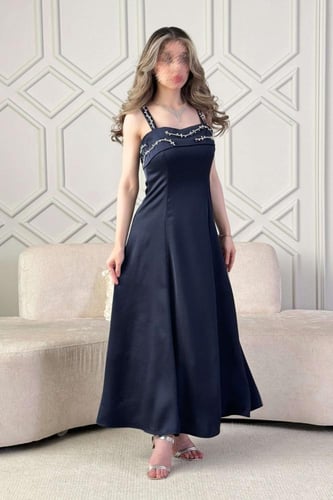 فستان طويل مزين بالكريستال لون كحلي