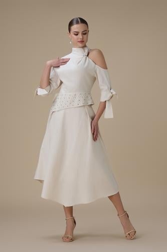 طقم بيج ميدي بتصميم كتف واحد وحزام مطرز باللؤلؤ