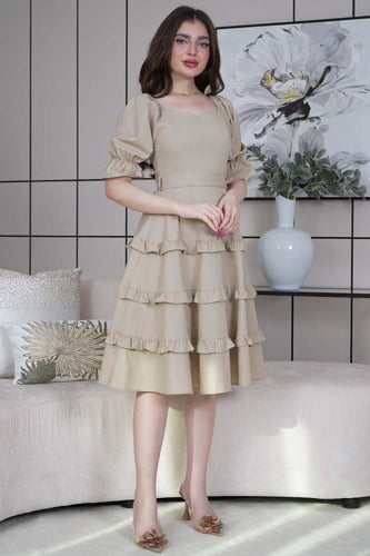 فستان قصير كلوش بطبقات لون بيج