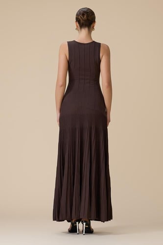 فستان بني طويل محبوك