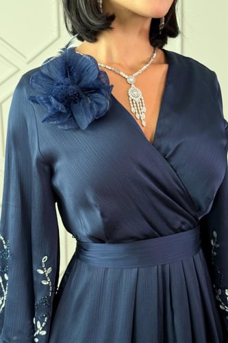 فستان ساتان بأكمام مزينة بكريستال لون كحلي