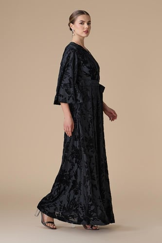 فستان اسود طويل بنقوش مخملية